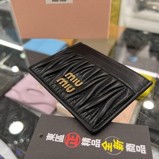 東區正精品㊣MIU MIU 5MC076 全新黑色全皮皺褶金字扁卡片夾 RZ6112-5