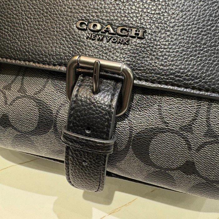 *SHIHNA名牌精品* COACH 男款 緹花LOGO防刮拉鍊斜背包-1