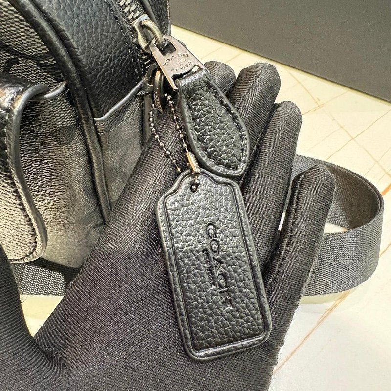 *SHIHNA名牌精品* COACH 男款 緹花LOGO防刮拉鍊斜背包-3