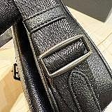 *SHIHNA名牌精品* COACH 男款 緹花LOGO防刮拉鍊斜背包-9