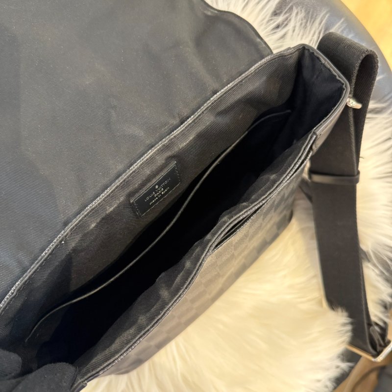 LV District 棋盤格郵差包-5