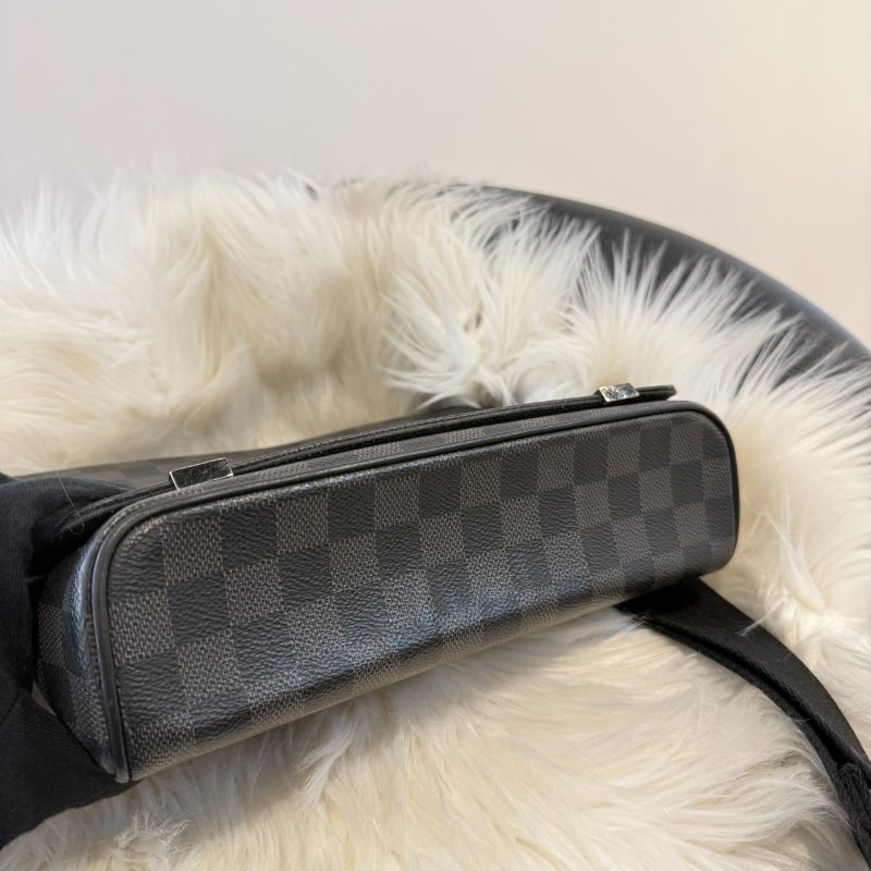 LV District 棋盤格郵差包-8