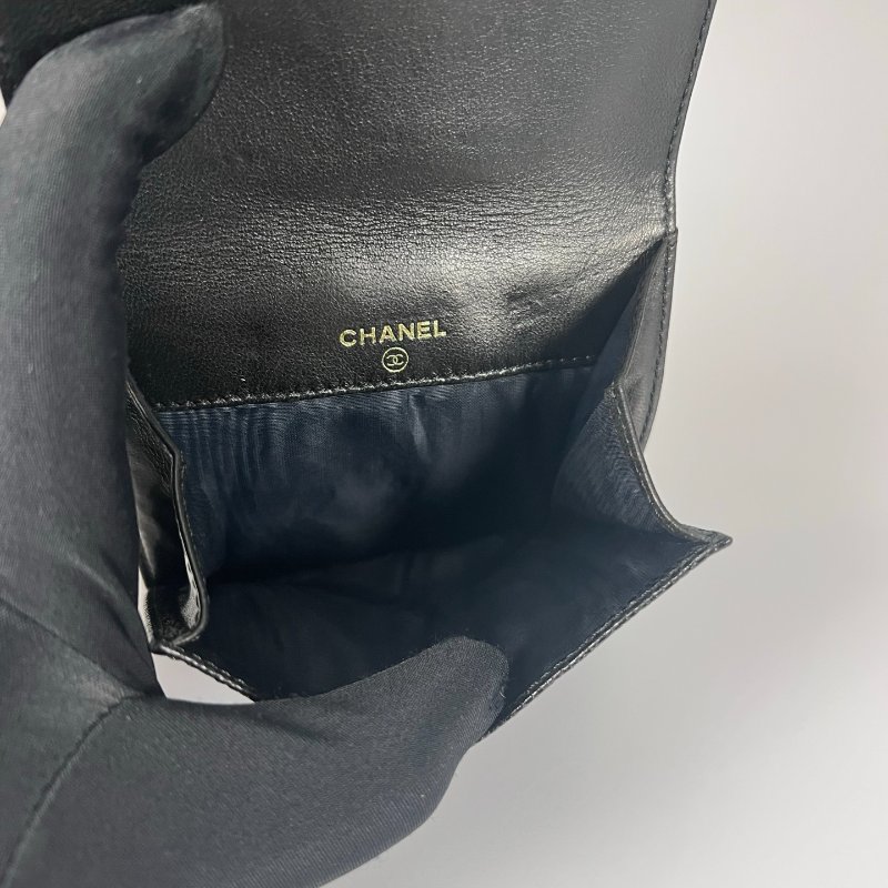 CHANEL 浮雕荔枝皮翻蓋對開短夾 黑 5開-6