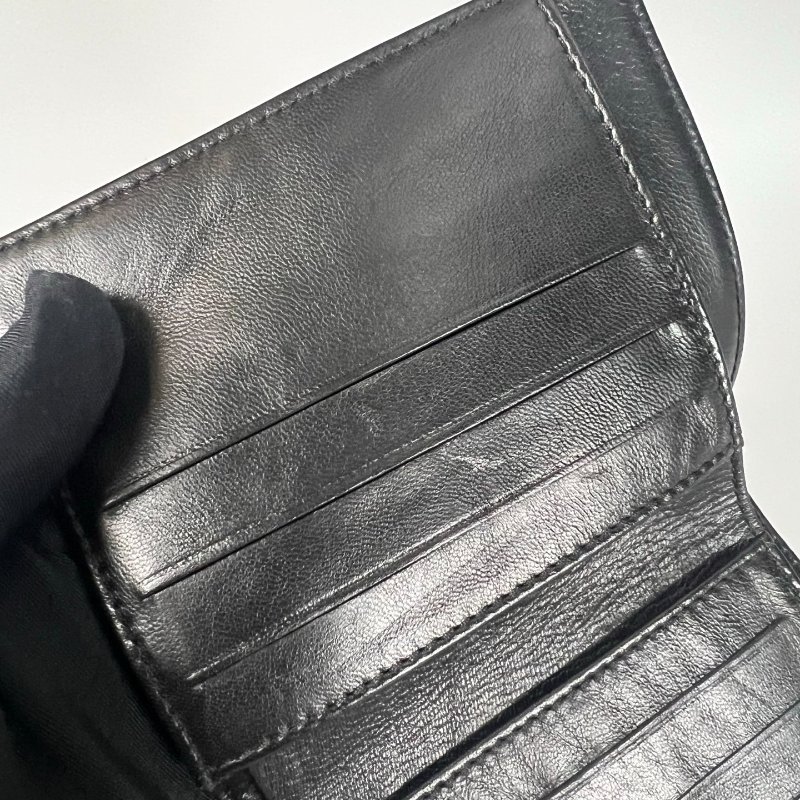 CHANEL 浮雕荔枝皮翻蓋對開短夾 黑 5開-7