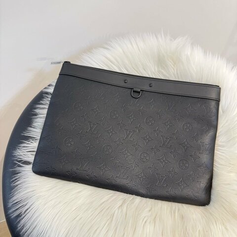 LV 黑壓紋牛皮手拿包