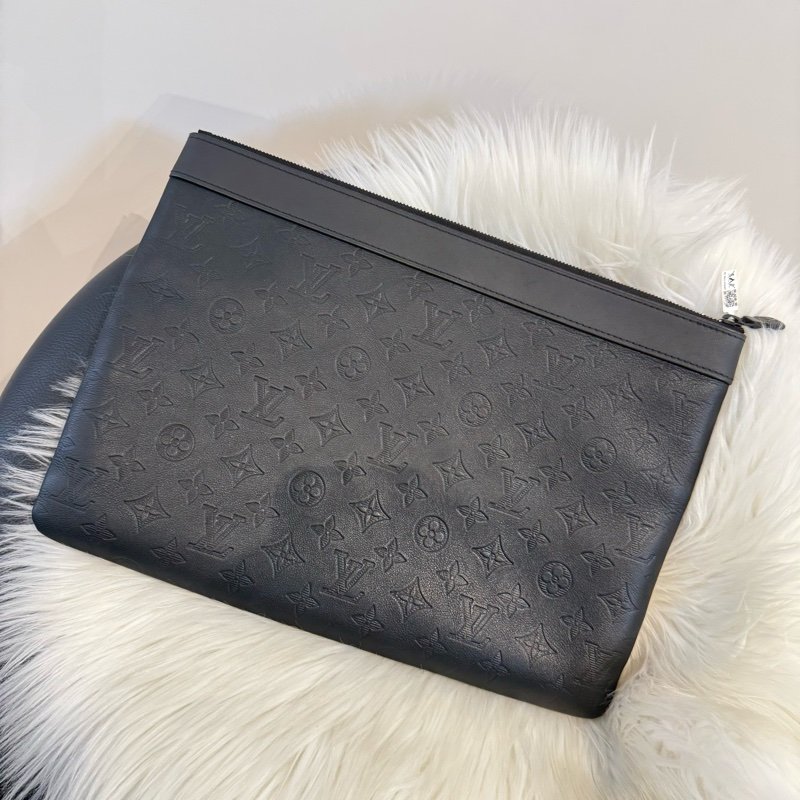 LV 黑壓紋牛皮手拿包-1