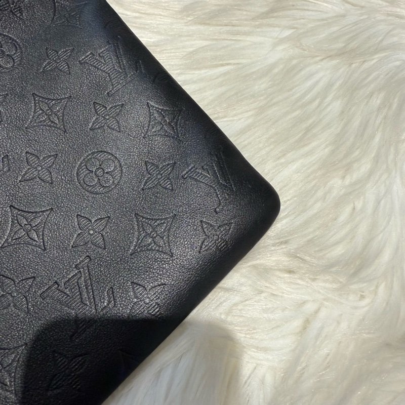 LV 黑壓紋牛皮手拿包-7