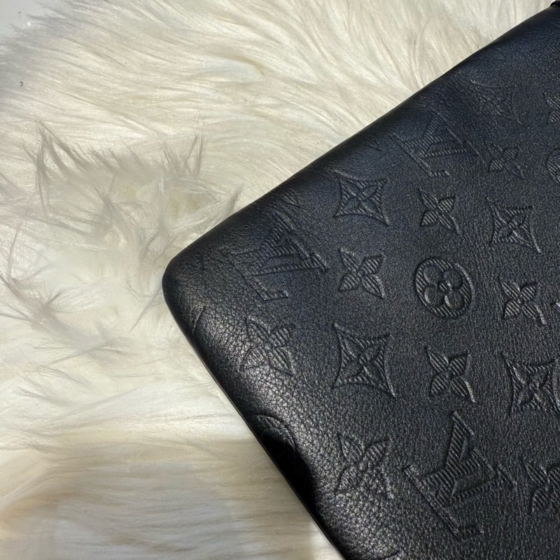 LV 黑壓紋牛皮手拿包-8