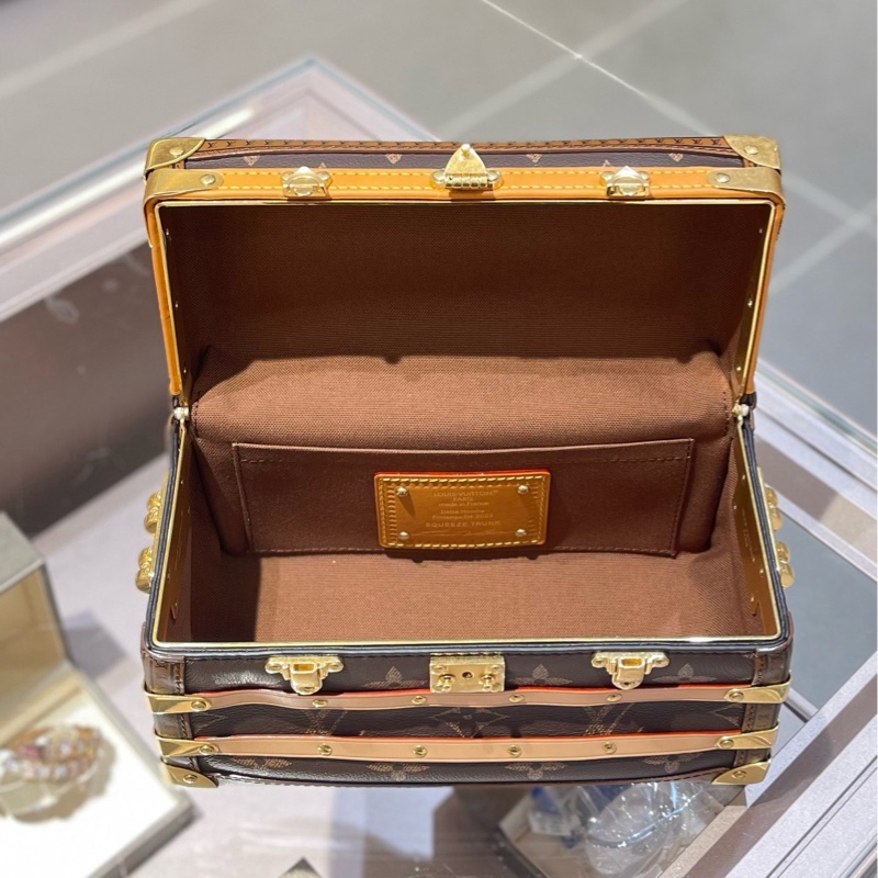 LV路易威登SQUEEZE TRUNK老花收纳箱手提包斜挎包-6