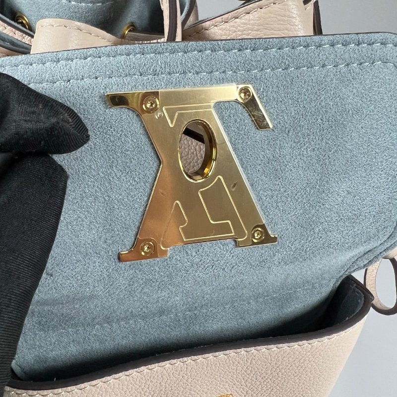 全新品 LV M57688/晶片款 膚色LOCKME 水桶包-5