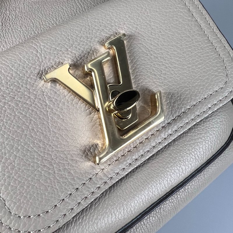 全新品 LV M57688/晶片款 膚色LOCKME 水桶包-6