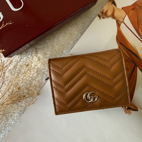 GG Marmont 銀字山型紋縫線皮革小短夾(棕色)