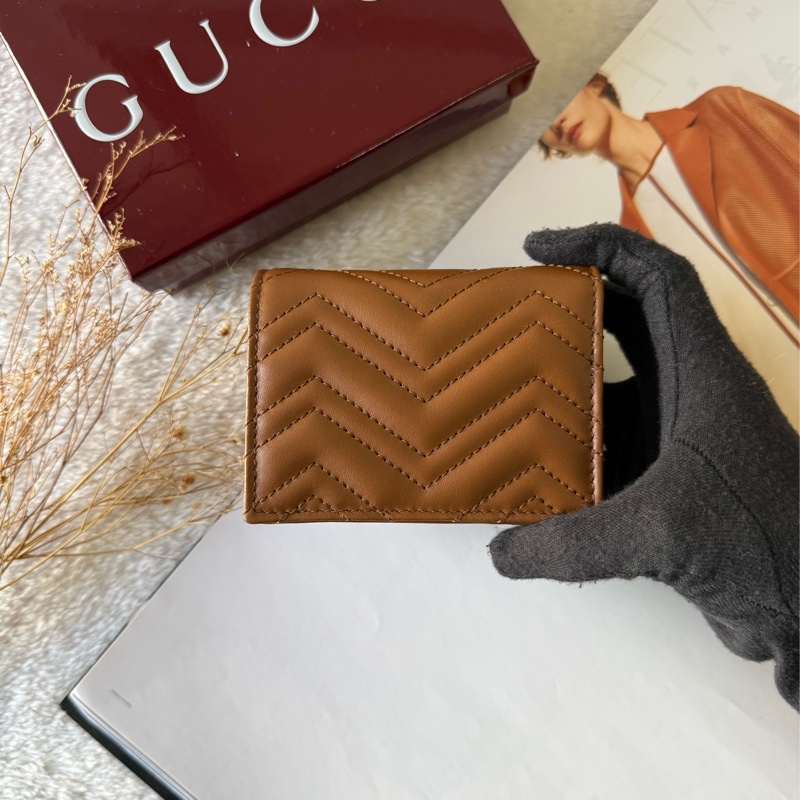 GG Marmont 銀字山型紋縫線皮革小短夾(棕色)-2