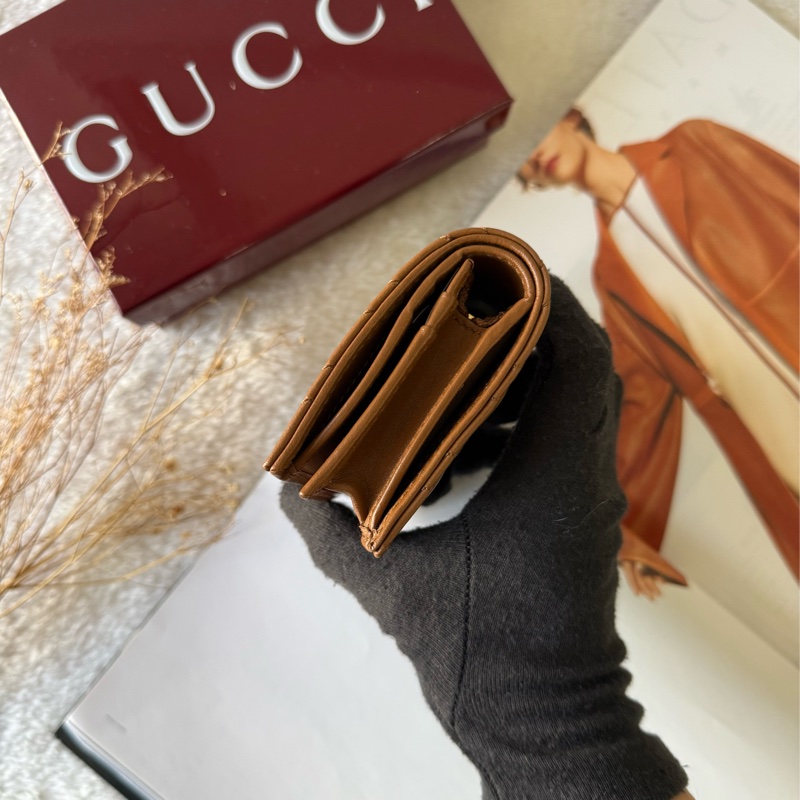 GG Marmont 銀字山型紋縫線皮革小短夾(棕色)-3