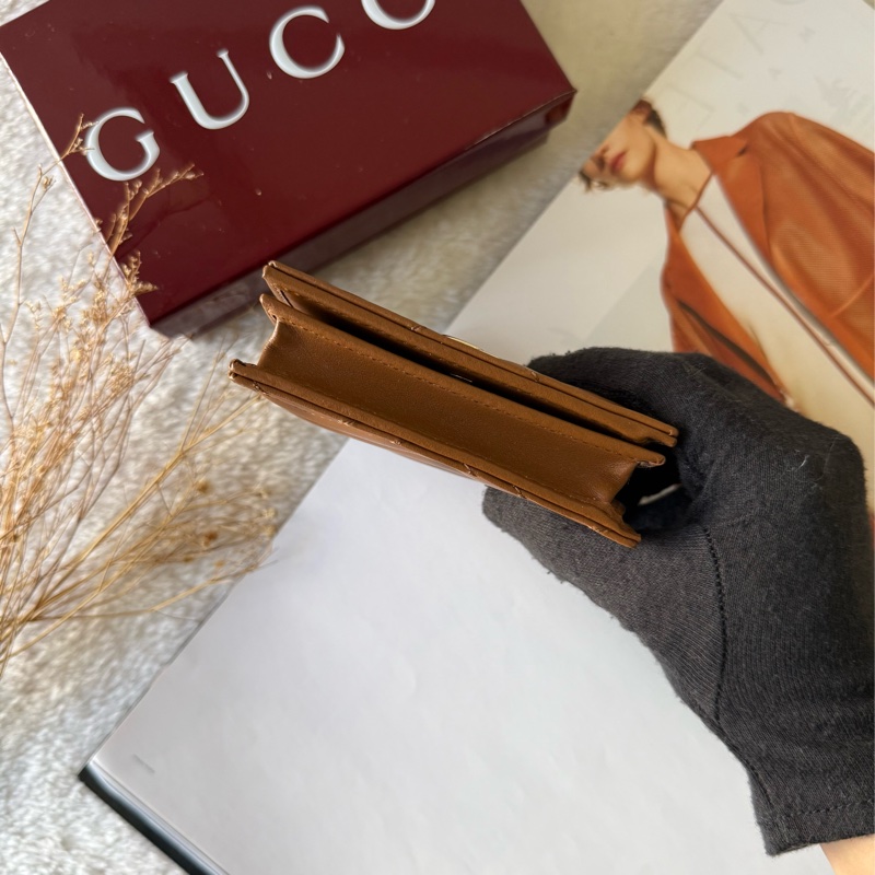 GG Marmont 銀字山型紋縫線皮革小短夾(棕色)-4