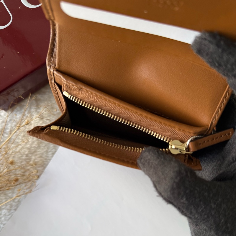 GG Marmont 銀字山型紋縫線皮革小短夾(棕色)-7