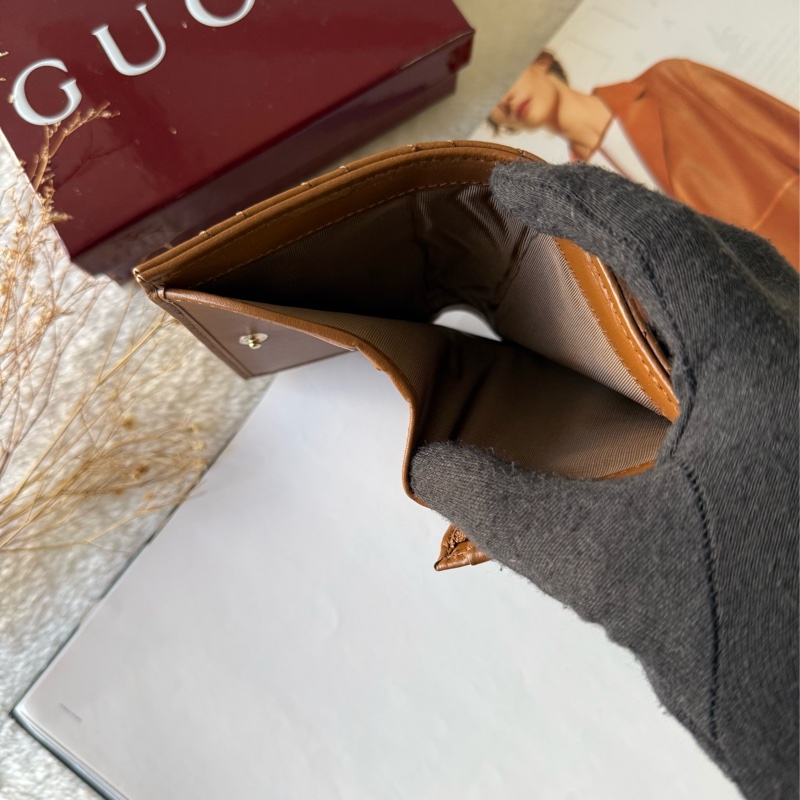 GG Marmont 銀字山型紋縫線皮革小短夾(棕色)-8