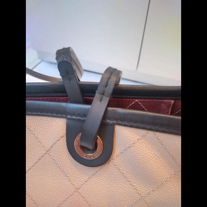 Chanel 黑肩帶淺灰皮革大托特包-24