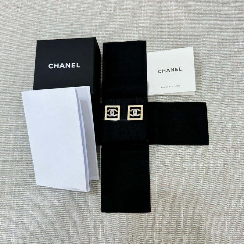 香奈兒 Chanel經典LOGO方形金色水 鑽耳釘 耳環-0