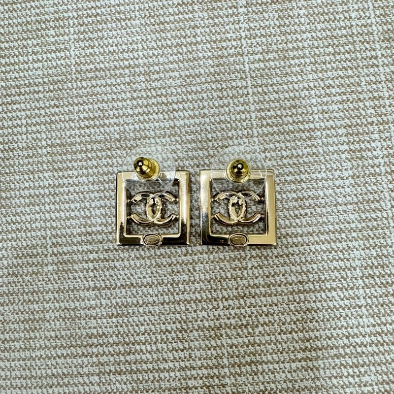 香奈兒 Chanel經典LOGO方形金色水 鑽耳釘 耳環-34