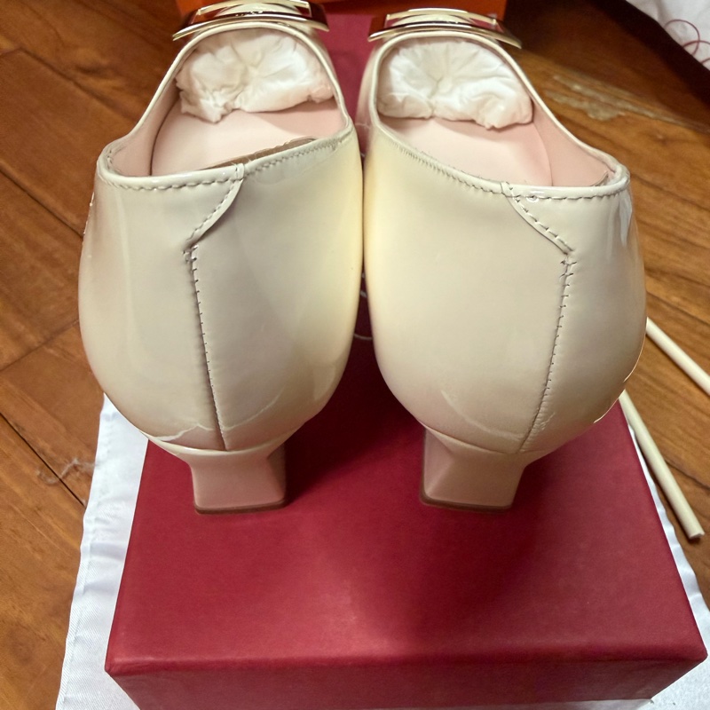 Roger vivier 漆皮米白色 Trompette EU37-6