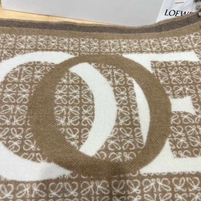 全新 loewe 附購證 雙面羊毛混羊絨圍巾 經典滿版 1ogo 老花 雙面奶茶配色 圍巾-1