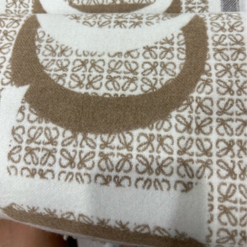全新 loewe 附購證 雙面羊毛混羊絨圍巾 經典滿版 1ogo 老花 雙面奶茶配色 圍巾-2