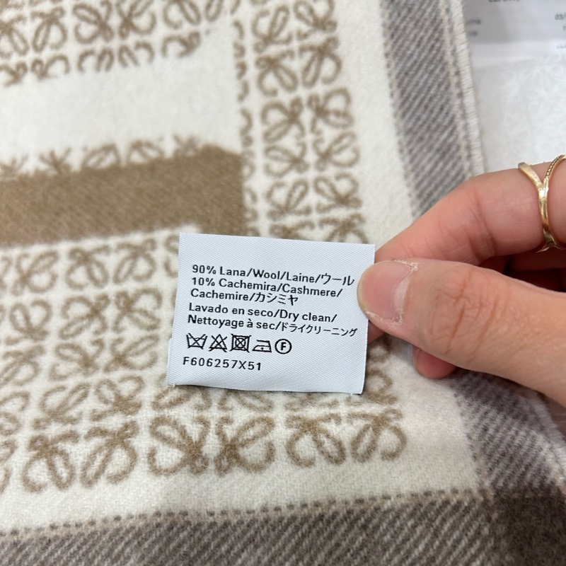 全新 loewe 附購證 雙面羊毛混羊絨圍巾 經典滿版 1ogo 老花 雙面奶茶配色 圍巾-3