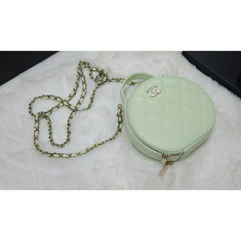 CHANEL 頂部手柄圓形化妝包斜背包魚子醬香緞薄荷色