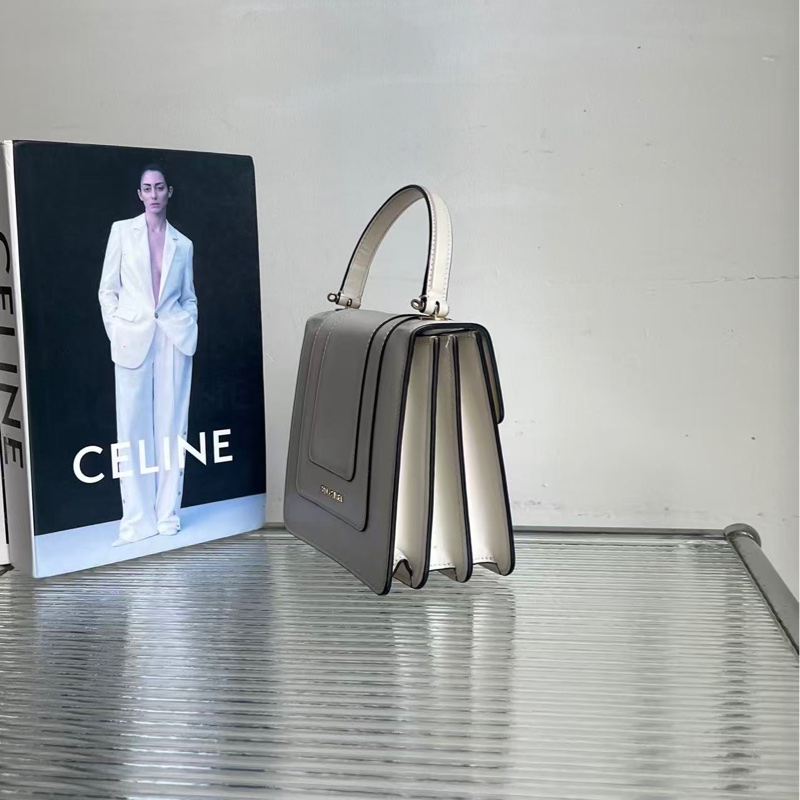 🔥新到：98🆕 BVLGARI / 寶格麗 經典白色金扣蛇頭手提單肩斜挎包，尺寸：18.5*16*10-1