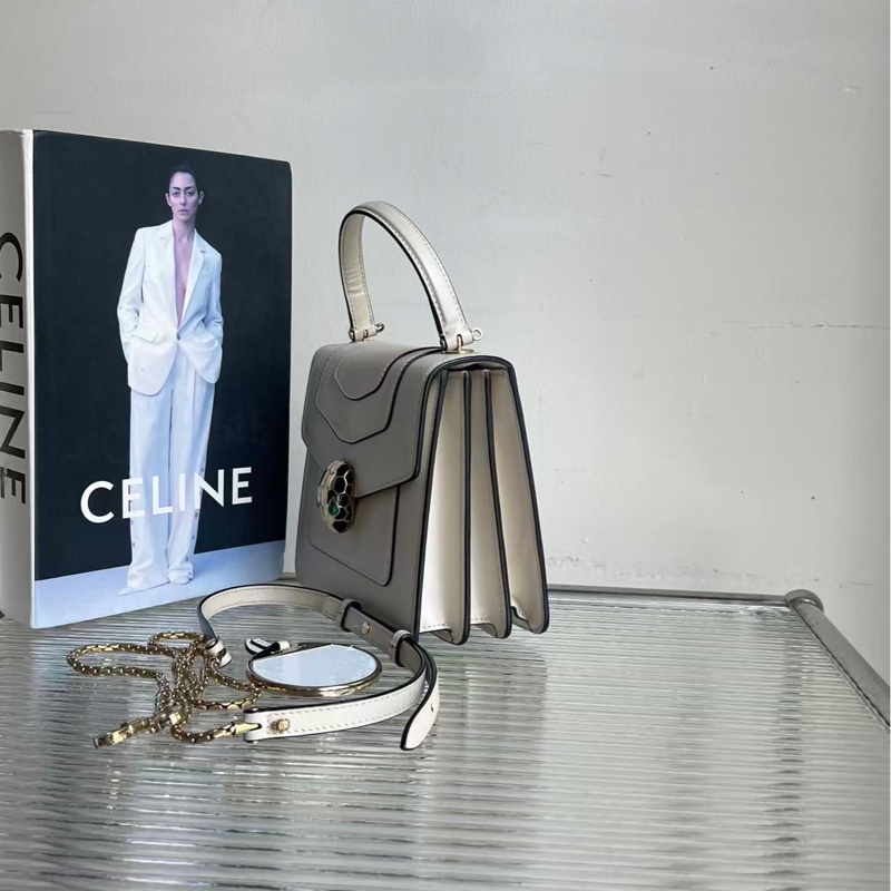 🔥新到：98🆕 BVLGARI / 寶格麗 經典白色金扣蛇頭手提單肩斜挎包，尺寸：18.5*16*10-2