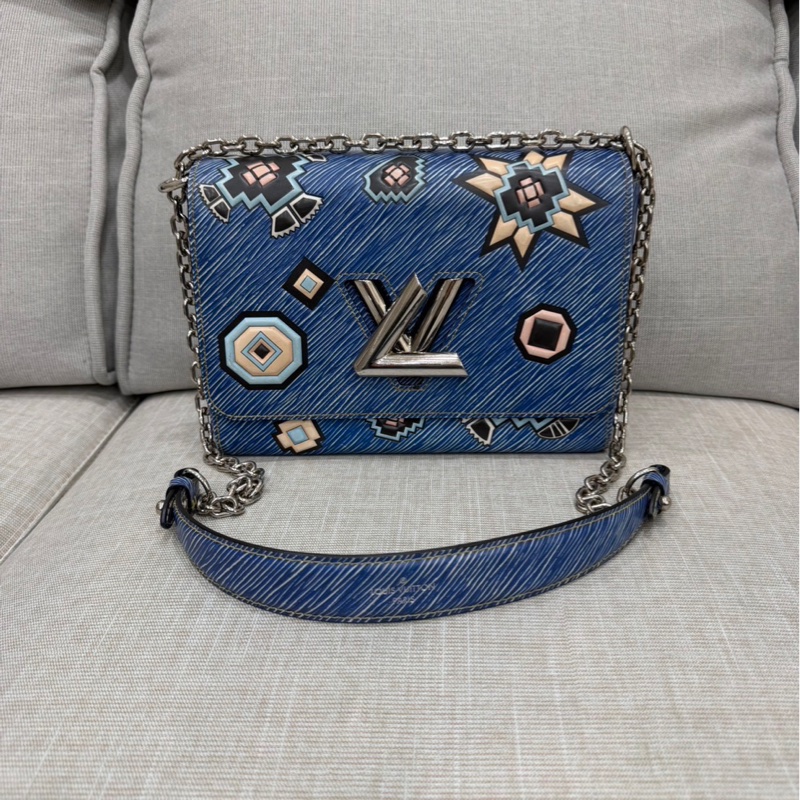 LV 路易威登 限量款藍色 epi水波紋塗鴉旋轉扣 Twist鏈條包 肩背包-4