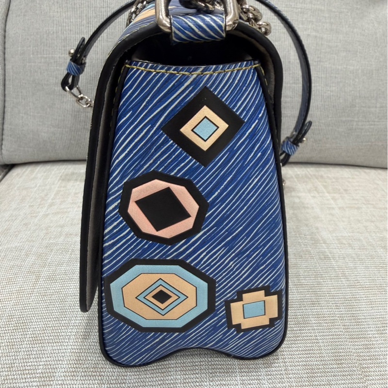 LV 路易威登 限量款藍色 epi水波紋塗鴉旋轉扣 Twist鏈條包 肩背包-7