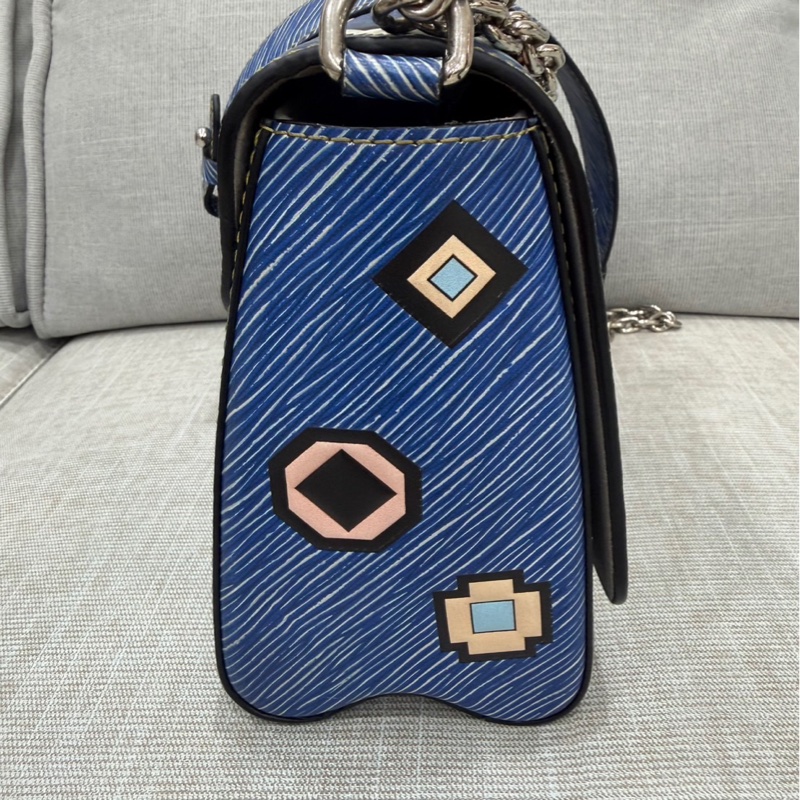 LV 路易威登 限量款藍色 epi水波紋塗鴉旋轉扣 Twist鏈條包 肩背包-8