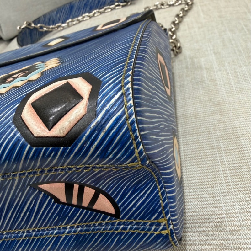 LV 路易威登 限量款藍色 epi水波紋塗鴉旋轉扣 Twist鏈條包 肩背包-11