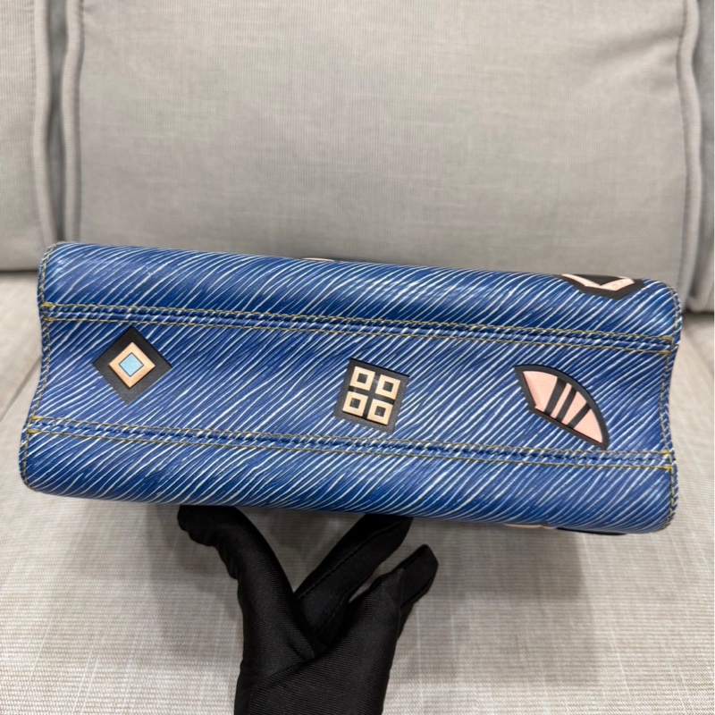 LV 路易威登 限量款藍色 epi水波紋塗鴉旋轉扣 Twist鏈條包 肩背包-13