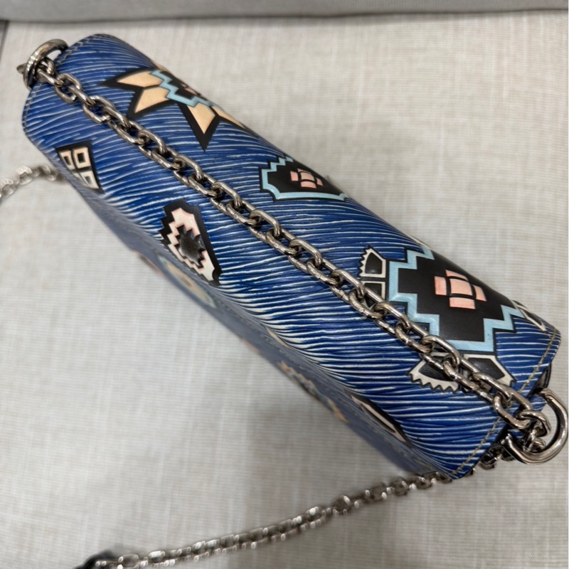 LV 路易威登 限量款藍色 epi水波紋塗鴉旋轉扣 Twist鏈條包 肩背包-14