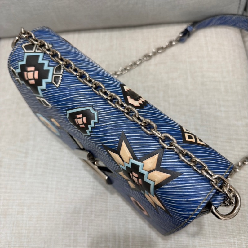 LV 路易威登 限量款藍色 epi水波紋塗鴉旋轉扣 Twist鏈條包 肩背包-15