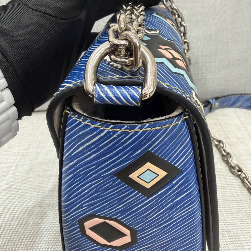 LV 路易威登 限量款藍色 epi水波紋塗鴉旋轉扣 Twist鏈條包 肩背包-17
