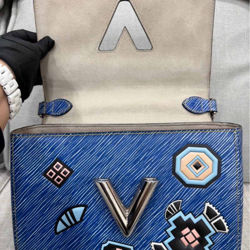 LV 路易威登 限量款藍色 epi水波紋塗鴉旋轉扣 Twist鏈條包 肩背包-19