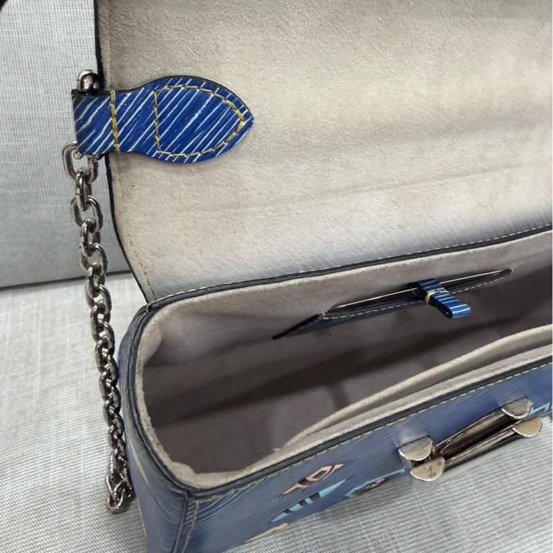 LV 路易威登 限量款藍色 epi水波紋塗鴉旋轉扣 Twist鏈條包 肩背包-21