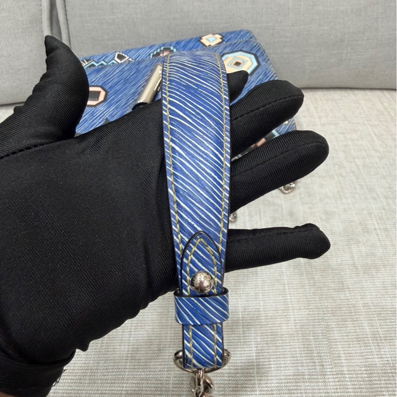 LV 路易威登 限量款藍色 epi水波紋塗鴉旋轉扣 Twist鏈條包 肩背包-27