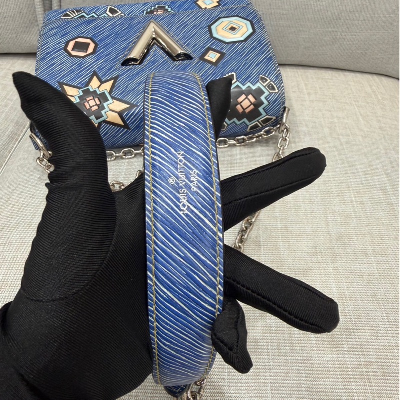 LV 路易威登 限量款藍色 epi水波紋塗鴉旋轉扣 Twist鏈條包 肩背包-30