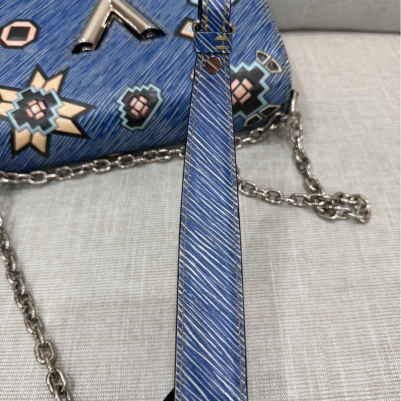 LV 路易威登 限量款藍色 epi水波紋塗鴉旋轉扣 Twist鏈條包 肩背包-31