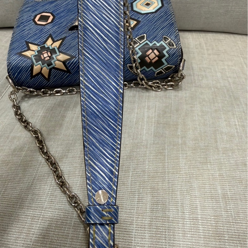 LV 路易威登 限量款藍色 epi水波紋塗鴉旋轉扣 Twist鏈條包 肩背包-32