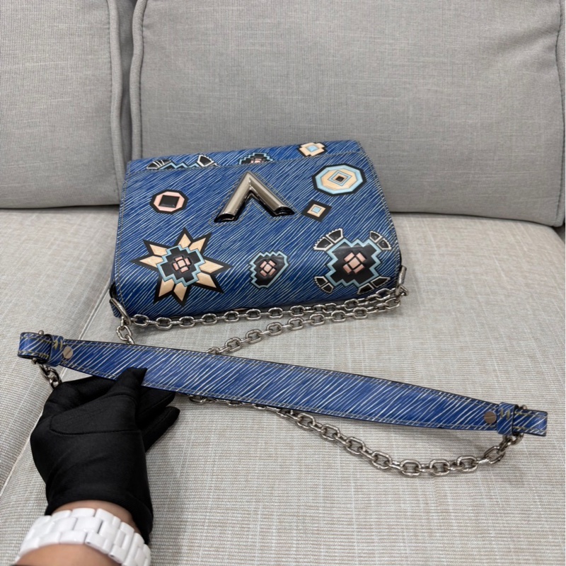 LV 路易威登 限量款藍色 epi水波紋塗鴉旋轉扣 Twist鏈條包 肩背包-33