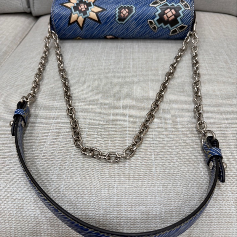 LV 路易威登 限量款藍色 epi水波紋塗鴉旋轉扣 Twist鏈條包 肩背包-34