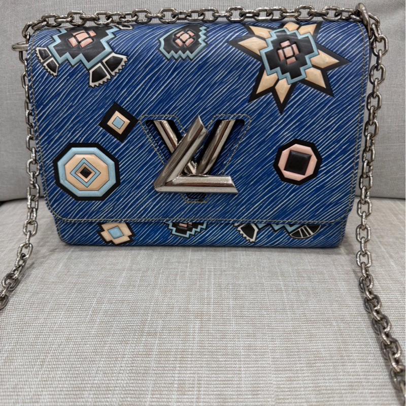 LV 路易威登 限量款藍色 epi水波紋塗鴉旋轉扣 Twist鏈條包 肩背包-37