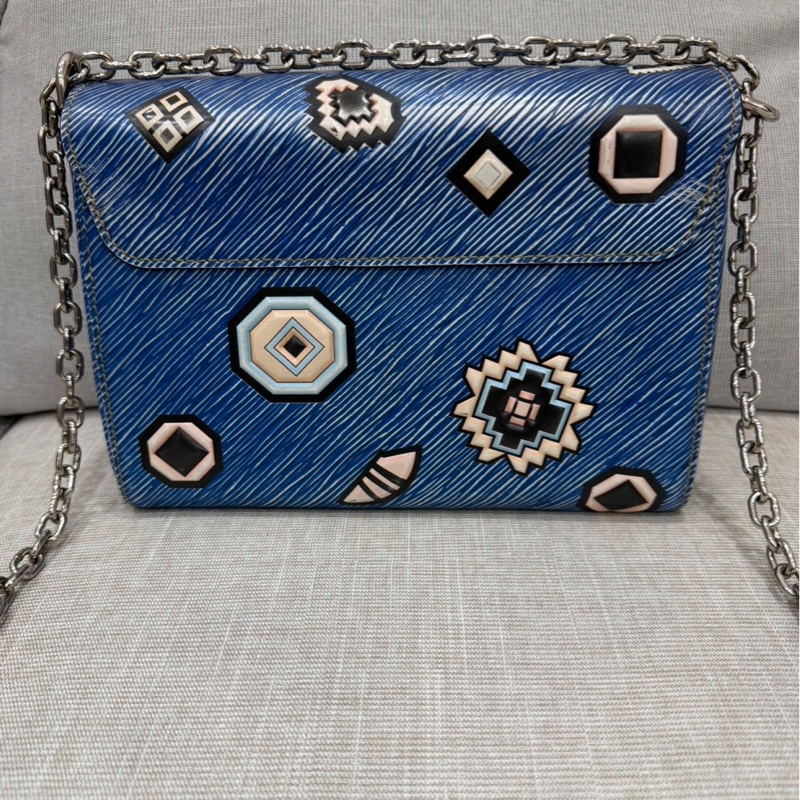 LV 路易威登 限量款藍色 epi水波紋塗鴉旋轉扣 Twist鏈條包 肩背包-38