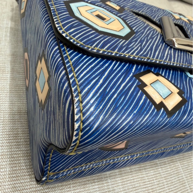 LV 路易威登 限量款藍色 epi水波紋塗鴉旋轉扣 Twist鏈條包 肩背包-40